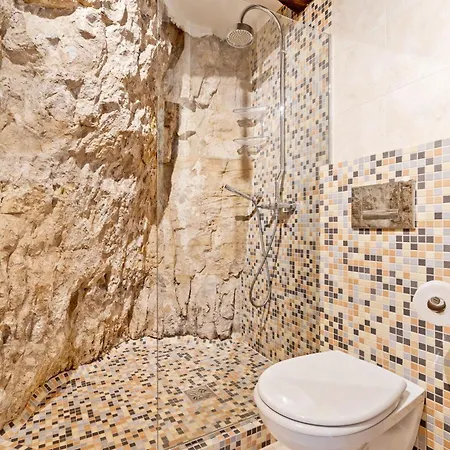Cozy With Smart Tv, Elevator & Equipped Kitchen Apartment